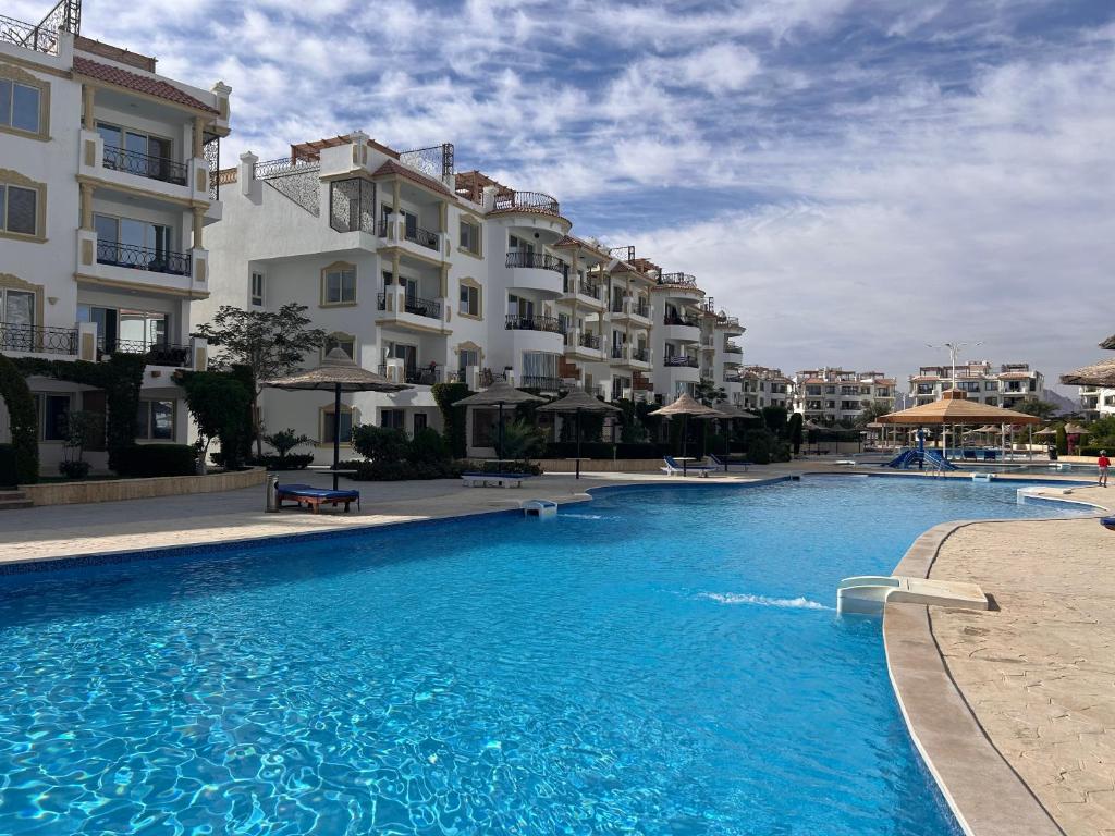 Fotografie z fotogalerie ubytování 3-Bedroom Apartment on the Ground Floor with Pool View, Personal Garden Area, Backyard, and Free Beach Access in Sharm Hills Resort v destinaci Sharm El Sheikh