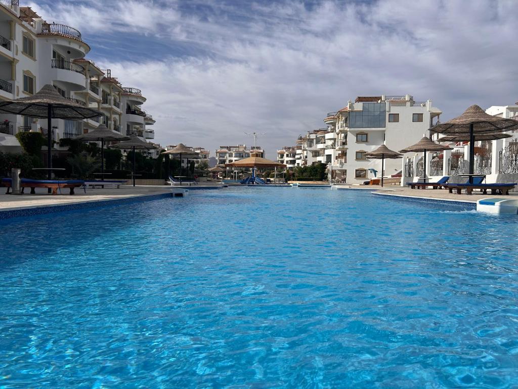 Fotografie z fotogalerie ubytování 3-Bedroom Apartment on the Ground Floor with Pool View, Personal Garden Area, Backyard, and Free Beach Access in Sharm Hills Resort v destinaci Sharm El Sheikh