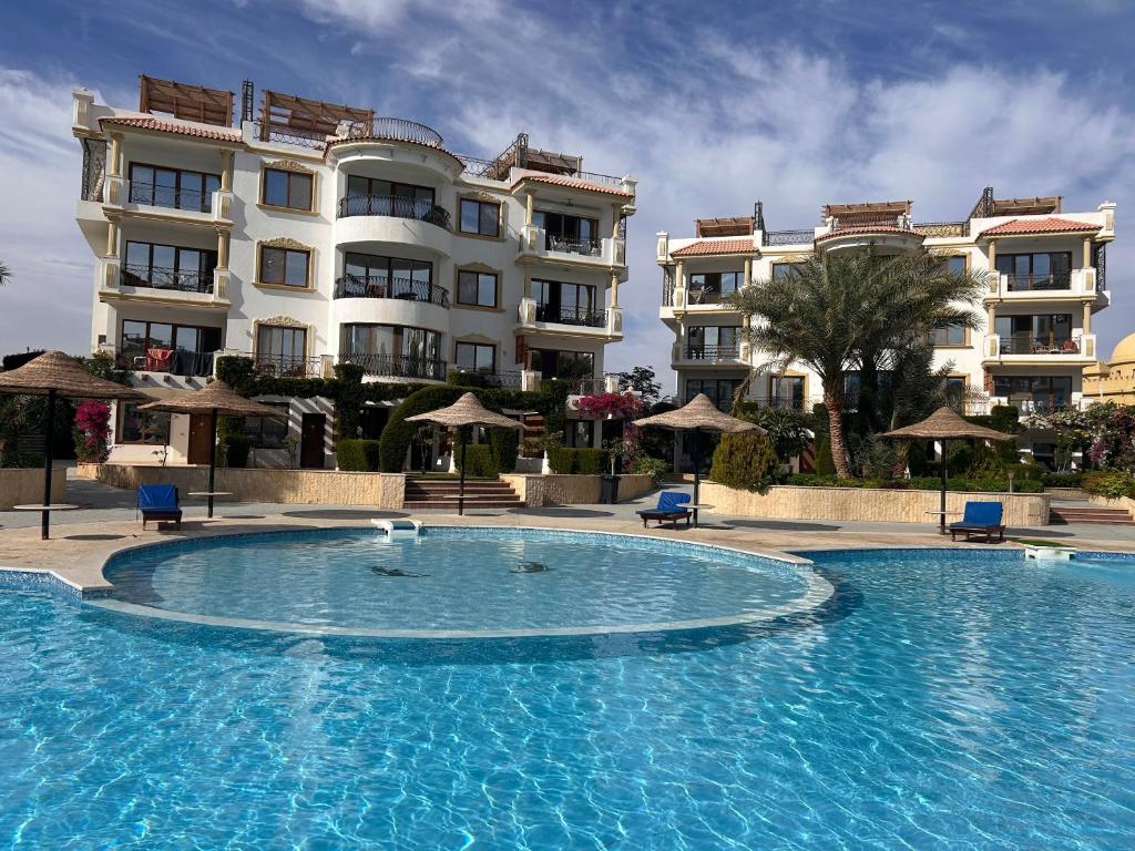 Fotografie z fotogalerie ubytování 3-Bedroom Apartment on the Ground Floor with Pool View, Personal Garden Area, Backyard, and Free Beach Access in Sharm Hills Resort v destinaci Sharm El Sheikh