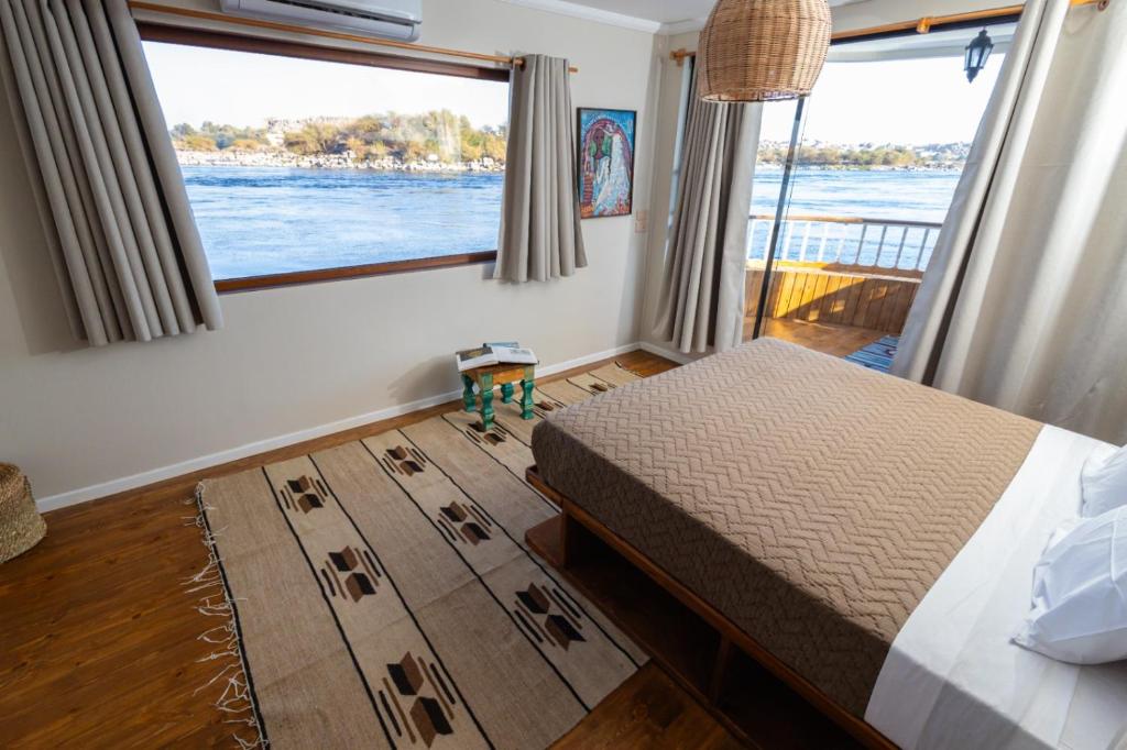 Ένα ή περισσότερα κρεβάτια σε δωμάτιο στο Escaleeh Dahabiya Tranquil sailing