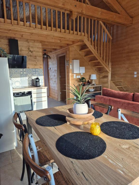 Kuchyň nebo kuchyňský kout v ubytování Le chalet du bord de Saône