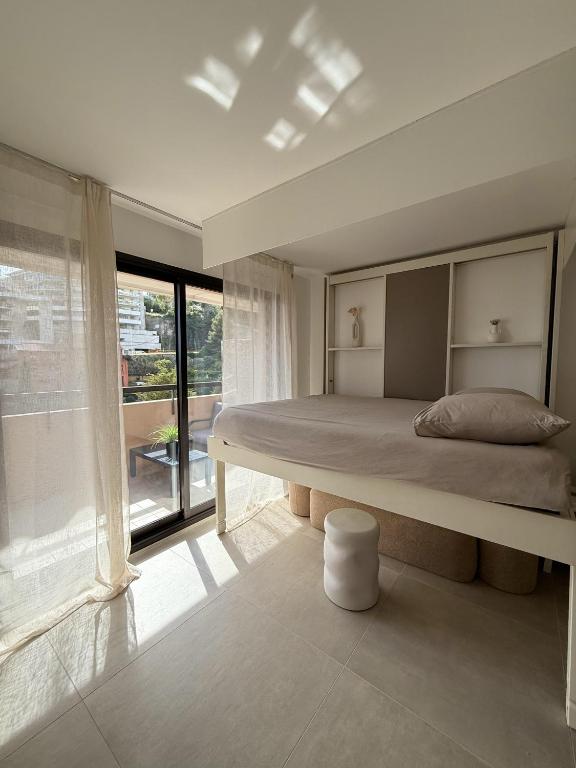 Postel nebo postele na pokoji v ubytování Studio de LUXE Portes de Monaco - Vue MER - Piscine - Wifi