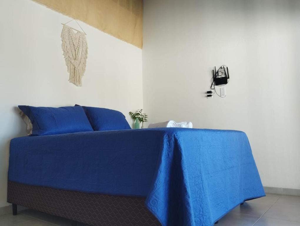 プレアにあるHospedaria Ventos do Preáの青い毛布がかけられたベッド