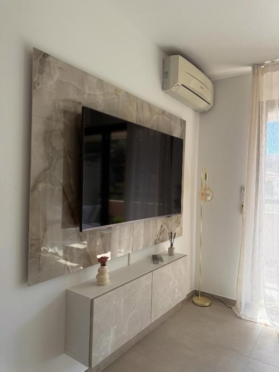 TV a/nebo společenská místnost v ubytování Studio de LUXE Portes de Monaco - Vue MER - Piscine - Wifi