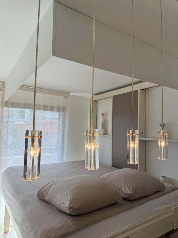 Postel nebo postele na pokoji v ubytování Studio de LUXE Portes de Monaco - Vue MER - Piscine - Wifi