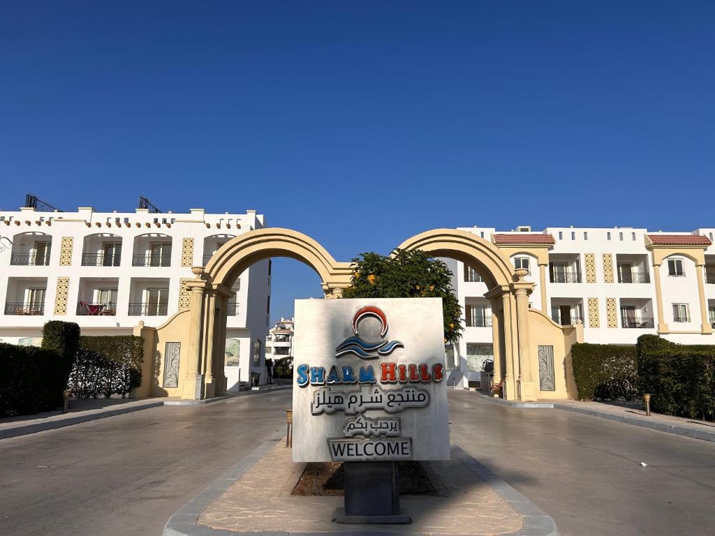 Fotografie z fotogalerie ubytování 3-Bedroom Apartment on the Ground Floor with Pool View, Personal Garden Area, Backyard, and Free Beach Access in Sharm Hills Resort v destinaci Sharm El Sheikh