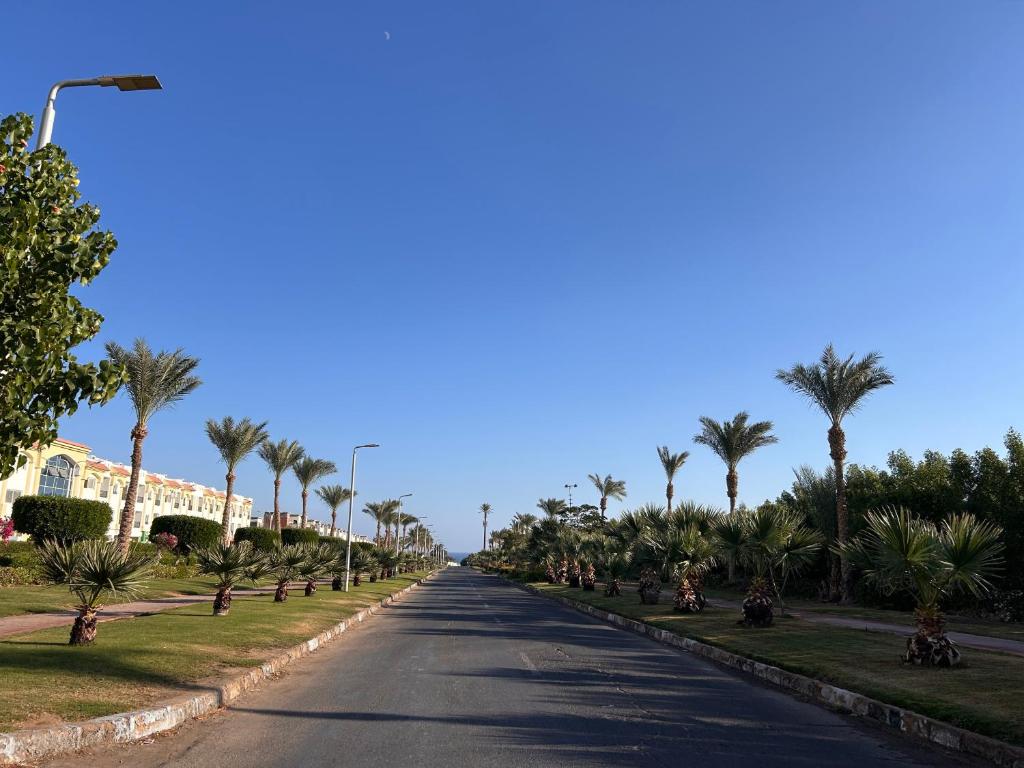 Fotografie z fotogalerie ubytování 3-Bedroom Apartment on the Ground Floor with Pool View, Personal Garden Area, Backyard, and Free Beach Access in Sharm Hills Resort v destinaci Sharm El Sheikh