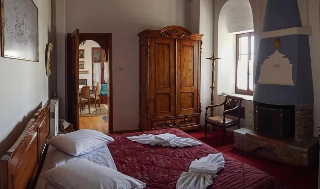 Postel nebo postele na pokoji v ubytování Archontiko Repana - Makrinitsa Stone Retreat