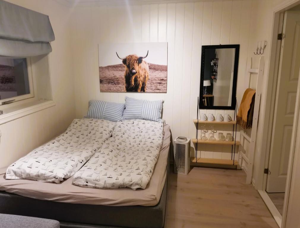 Postel nebo postele na pokoji v ubytování Lofot rommet