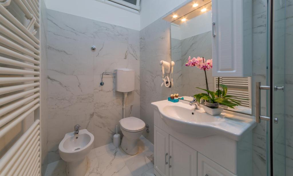 Friendly Venice Suites - 8