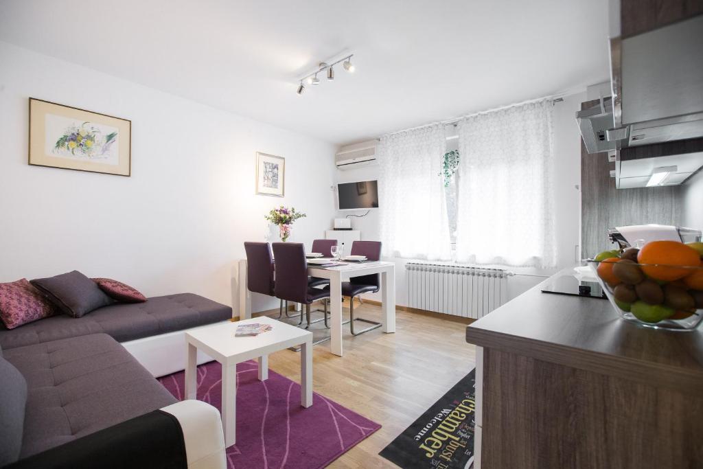 uma sala de estar com um sofá e uma mesa em Apartment Max em Zagreb