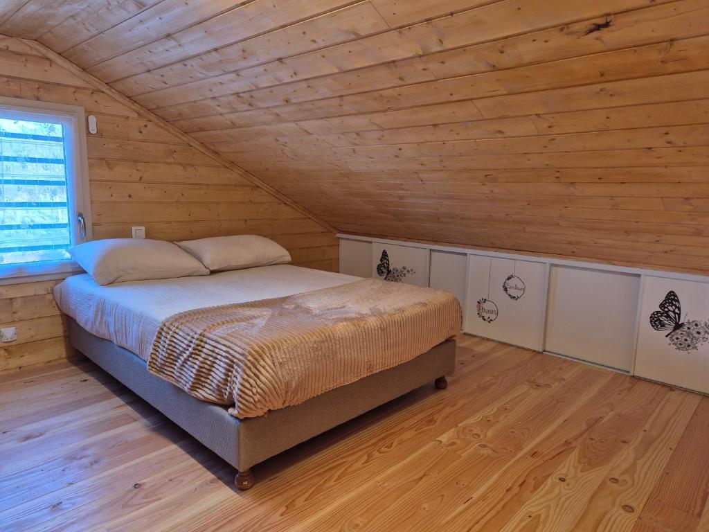 Postel nebo postele na pokoji v ubytování Le chalet du bord de Saône