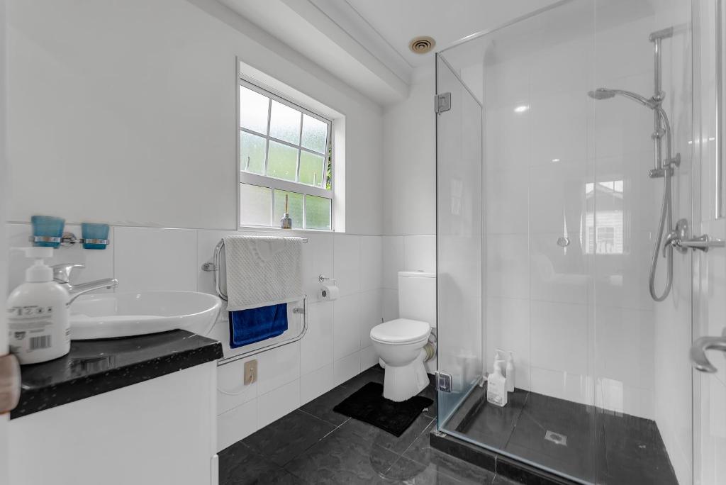 Cozy Home in Epsom - Resim 24