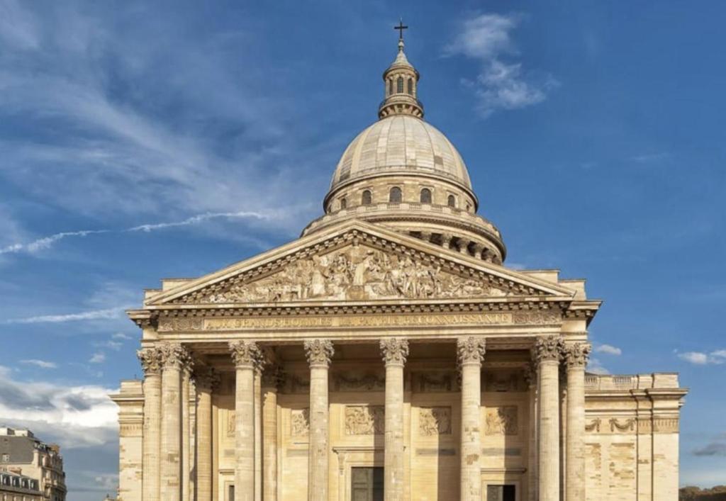 un bâtiment avec un dôme en haut dans l'établissement Cosy Studio in heart of Rue Mouffetard, à Paris
