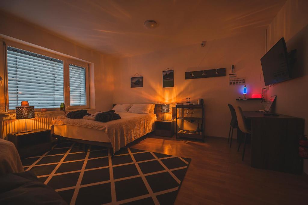 Postel nebo postele na pokoji v ubytování DO AVTA Rooms