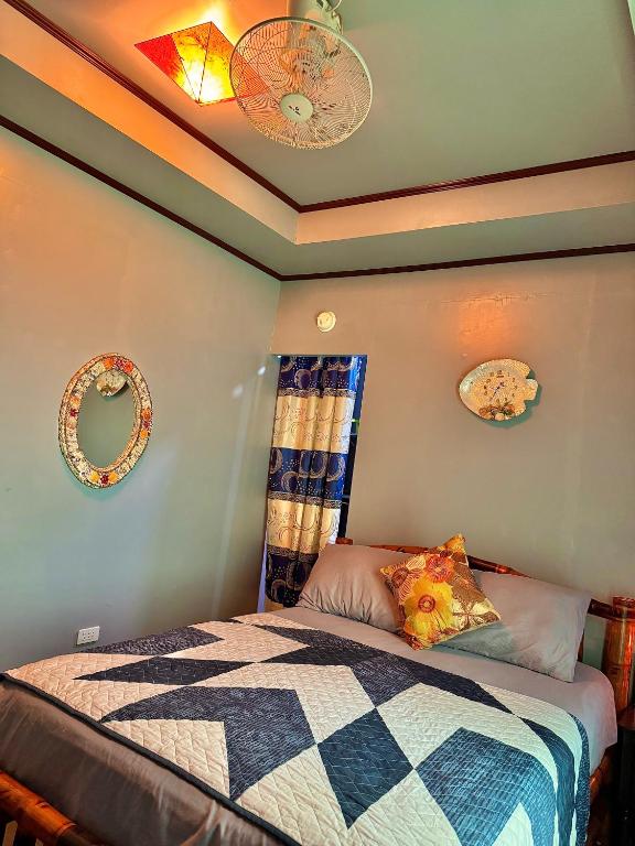 Postel nebo postele na pokoji v ubytování Seaside Blue Inn
