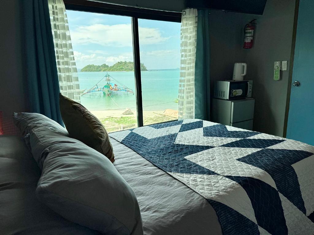 Postel nebo postele na pokoji v ubytování Seaside Blue Inn