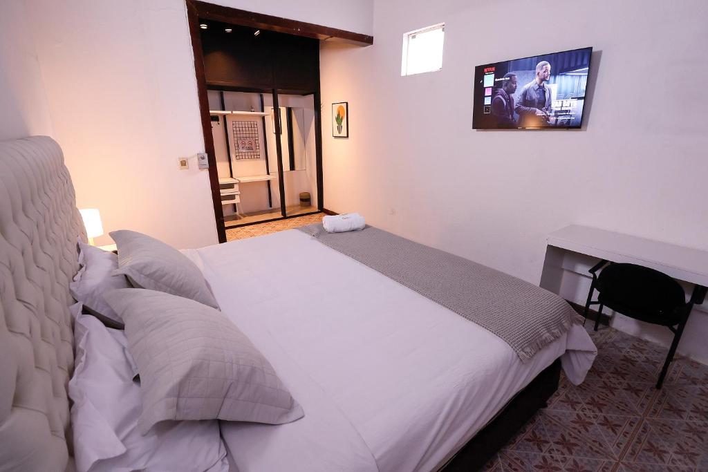 Letto o letti in una camera di Habitación privada con terraza y WiFi rápido en el centro