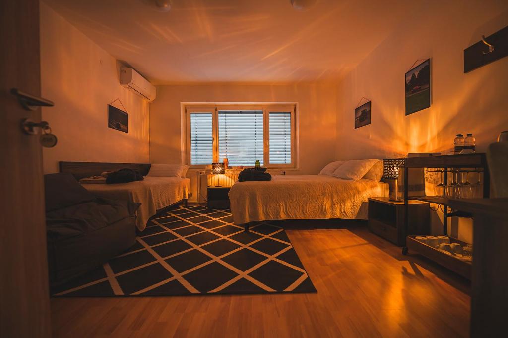 Postel nebo postele na pokoji v ubytování DO AVTA Rooms