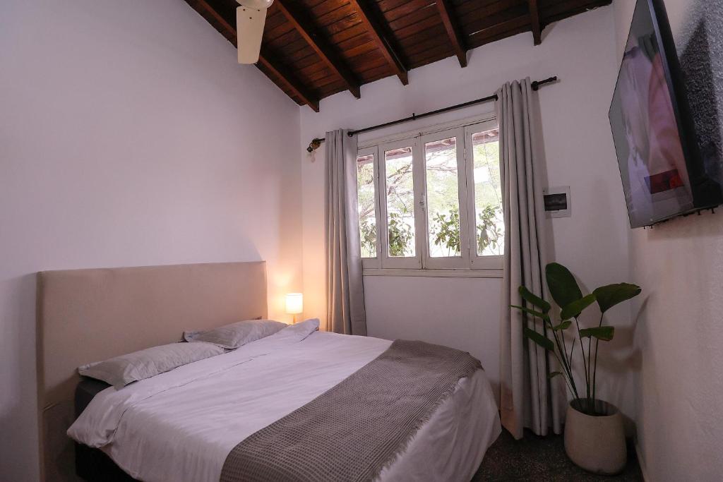 Cama o camas de una habitación en Habitación céntrica con desayuno y baño privado