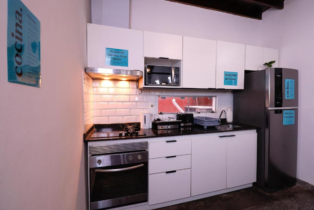 Una cocina o zona de cocina en Habitación céntrica con desayuno y baño privado