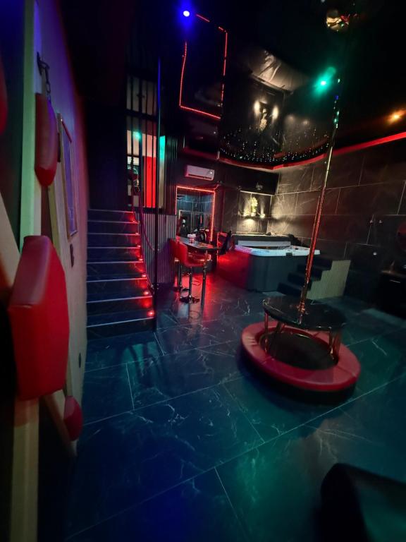 une chambre avec une estrade dotée d'une table et de chaises dans l'établissement Love room, à Maureilhan-et-Raméjan