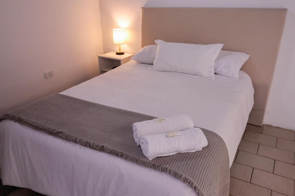 Letto o letti in una camera di Habitación privada con terraza y WiFi rápido en el centro