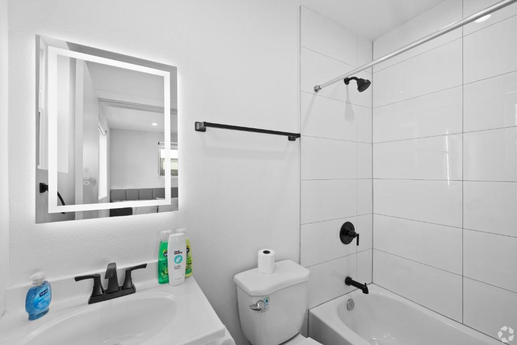 Koupelna v ubytování Chic Private Room with Bath-Steps to USC and Downtown LA