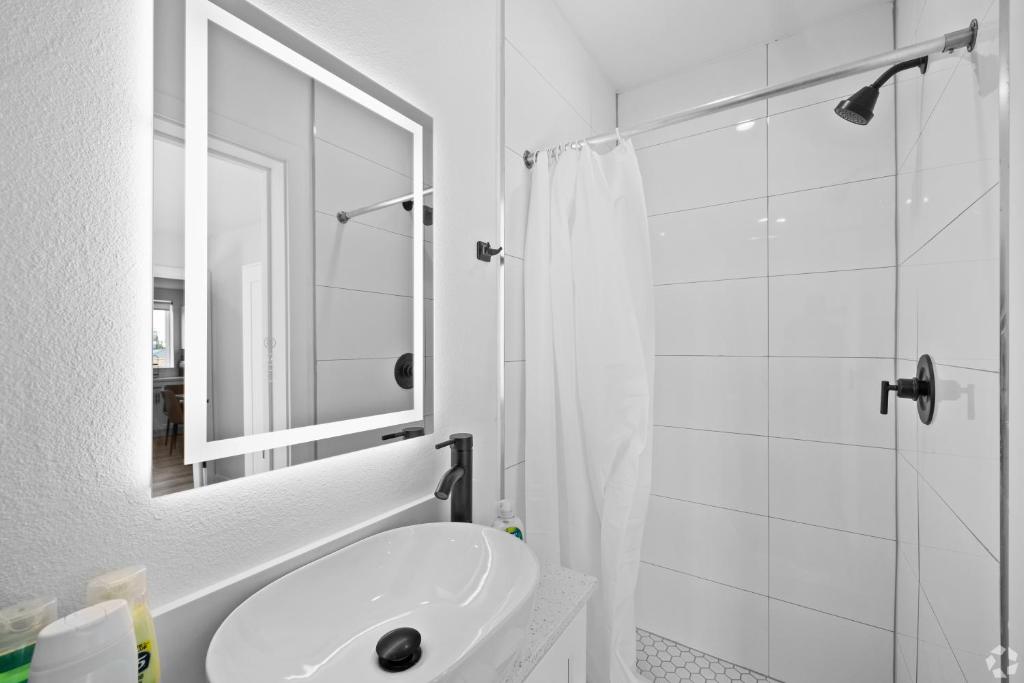 Koupelna v ubytování Chic Private Room with Bath-Steps to USC and Downtown LA