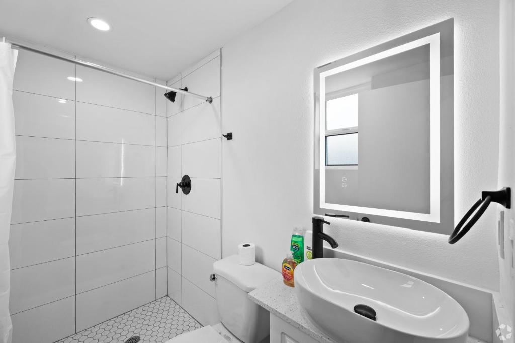 Koupelna v ubytování Chic Private Room with Bath-Steps to USC and Downtown LA