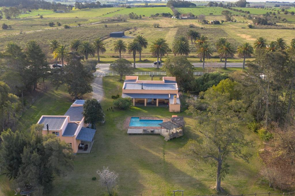 eine Luftaufnahme eines Hauses mit Swimmingpool in der Unterkunft Casa Campo 1931 in Colonia del Sacramento