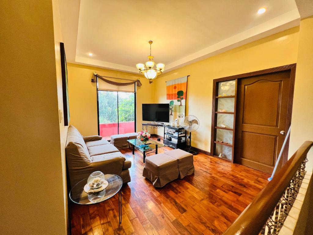 TV a/nebo společenská místnost v ubytování Relaxing Home Villa Cecilia Tagaytay