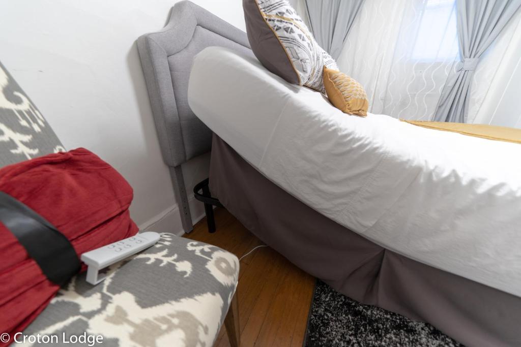 Postel nebo postele na pokoji v ubytování Croton Quarters - Comfortable Apartments, NYC close