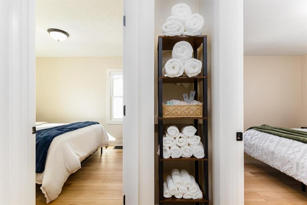 Galeriebild der Unterkunft End Zone Escape - 2BR house 1 mile to ND Stadium! in South Bend