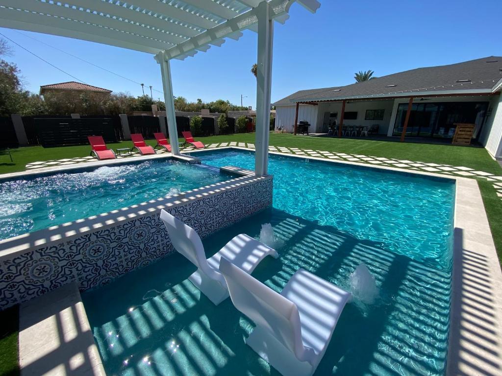 Bazén v ubytování The Phoenix Farmhouse nebo v jeho okolí