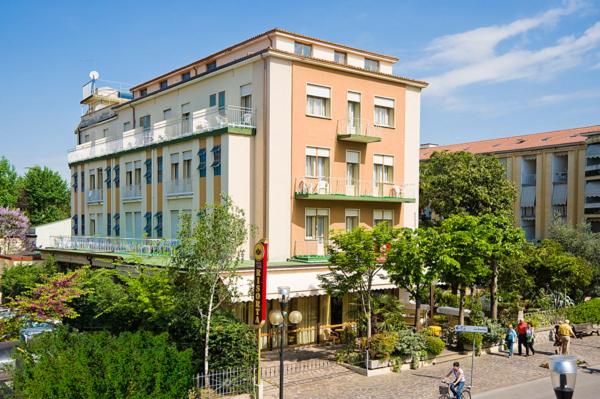 un gran edificio con gente caminando delante de él en Hotel B&B Risorta en Abano Terme