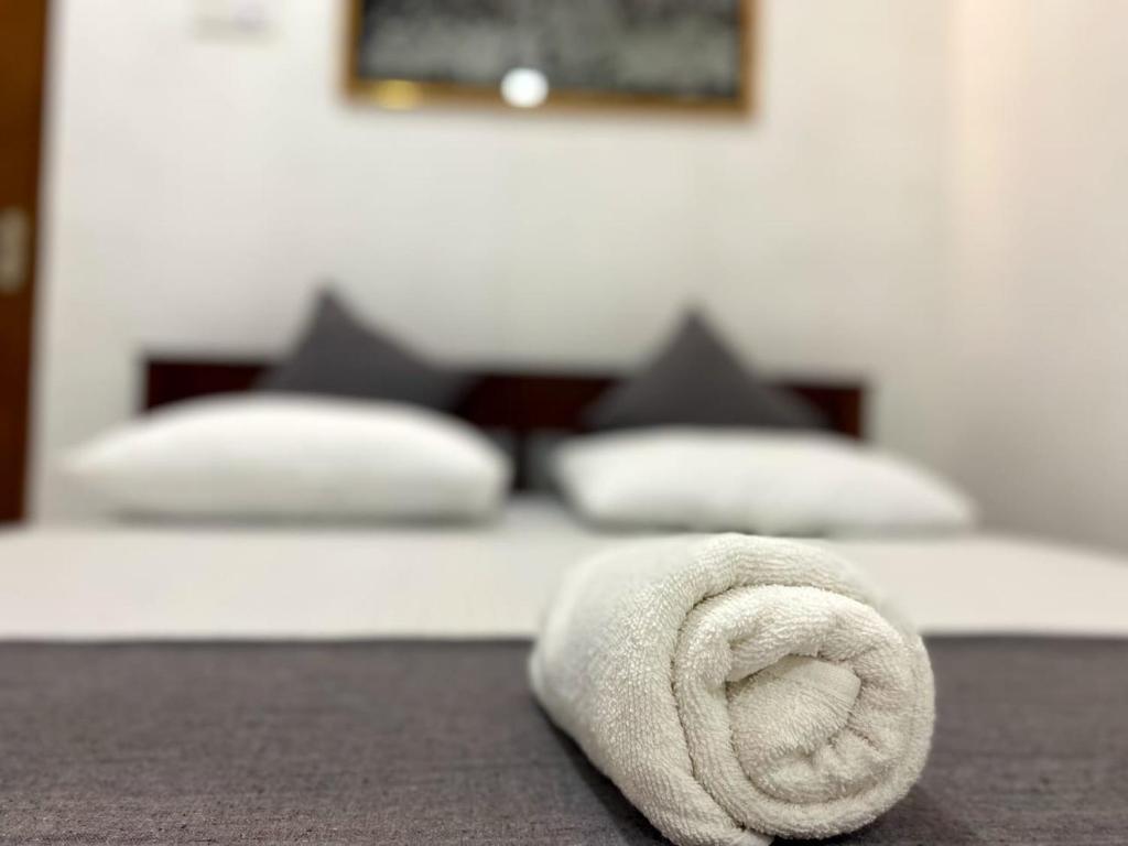 Postel nebo postele na pokoji v ubytování GB Royal Stay Anuradhapura