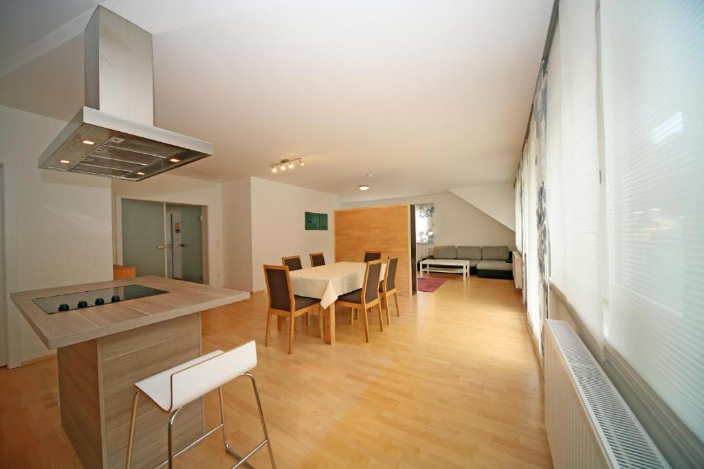 uma cozinha e sala de jantar com mesa e cadeiras em Appartements Schwaiger by Schladming-Appartements em Schladming