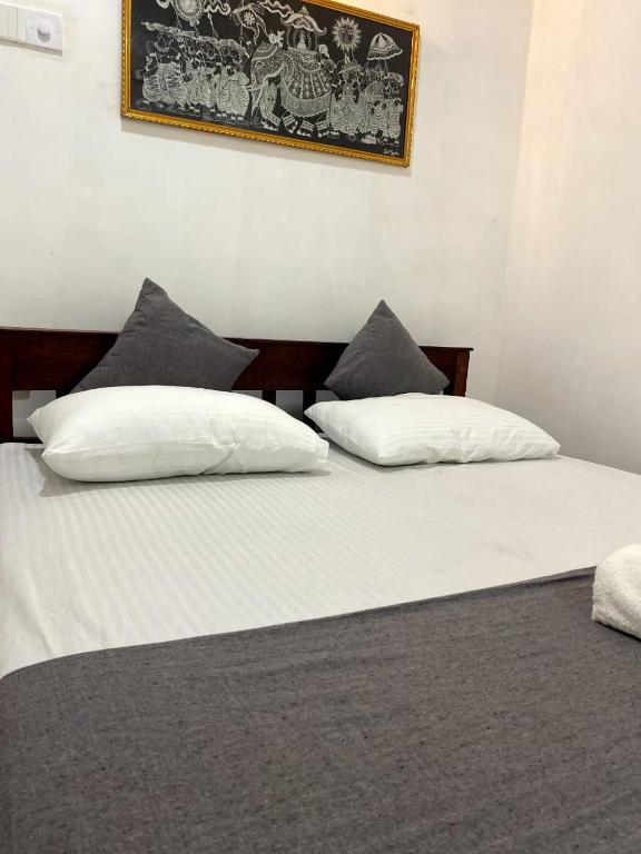 Postel nebo postele na pokoji v ubytování GB Royal Stay Anuradhapura
