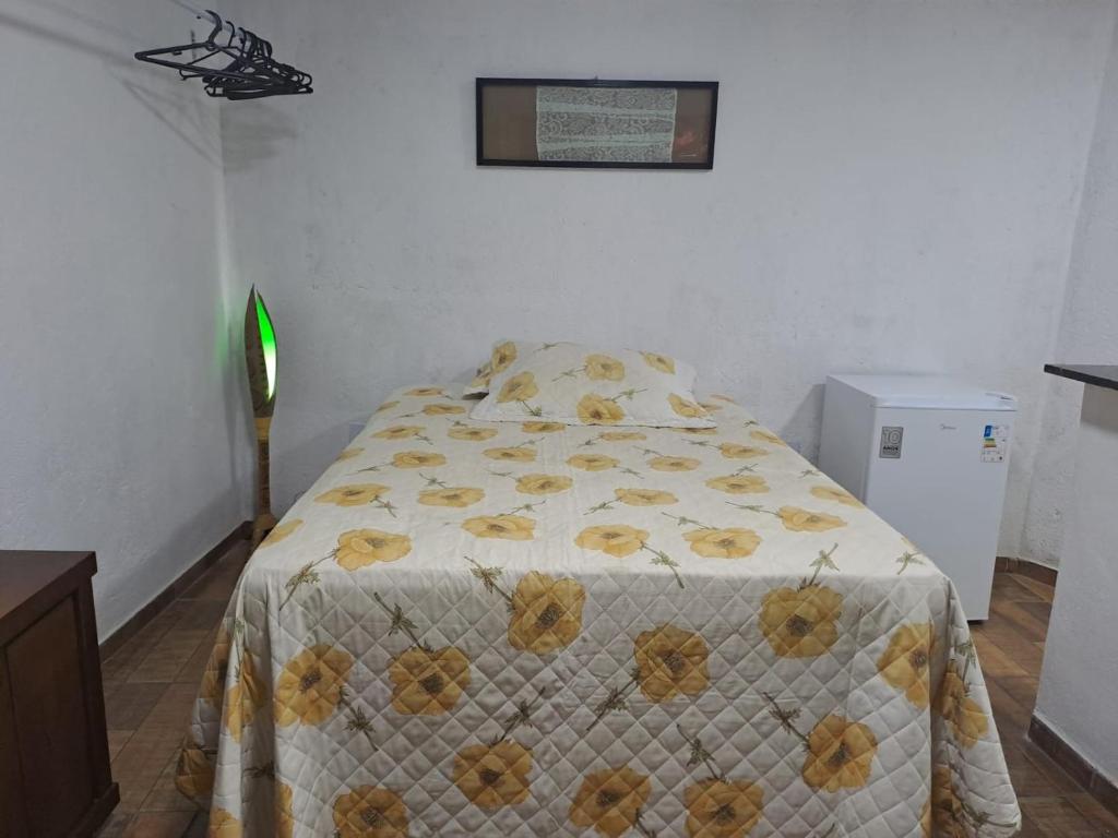 贝洛奥里藏特Condomínio da Mercês的一间卧室，床上铺着被子