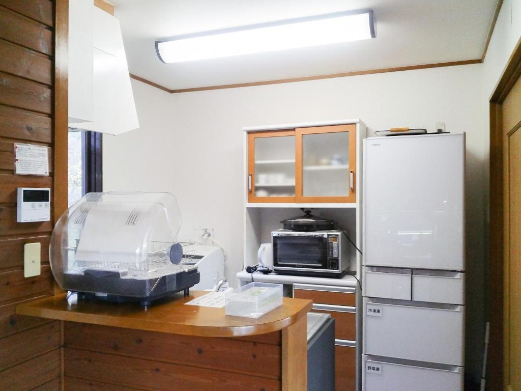 宮津市にあるコテージ自給自足世屋高原のキッチン(電子レンジ、冷蔵庫付)