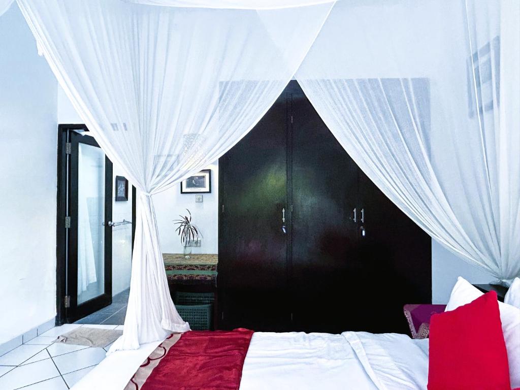 Postel nebo postele na pokoji v ubytování Ambary Ubud - Villas With Workspaces, Ideal For Groups