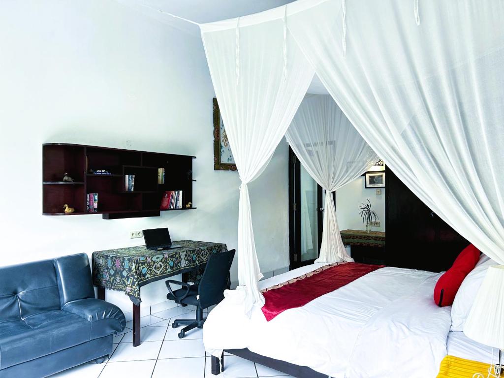 Postel nebo postele na pokoji v ubytování Ambary Ubud - Villas With Workspaces, Ideal For Groups