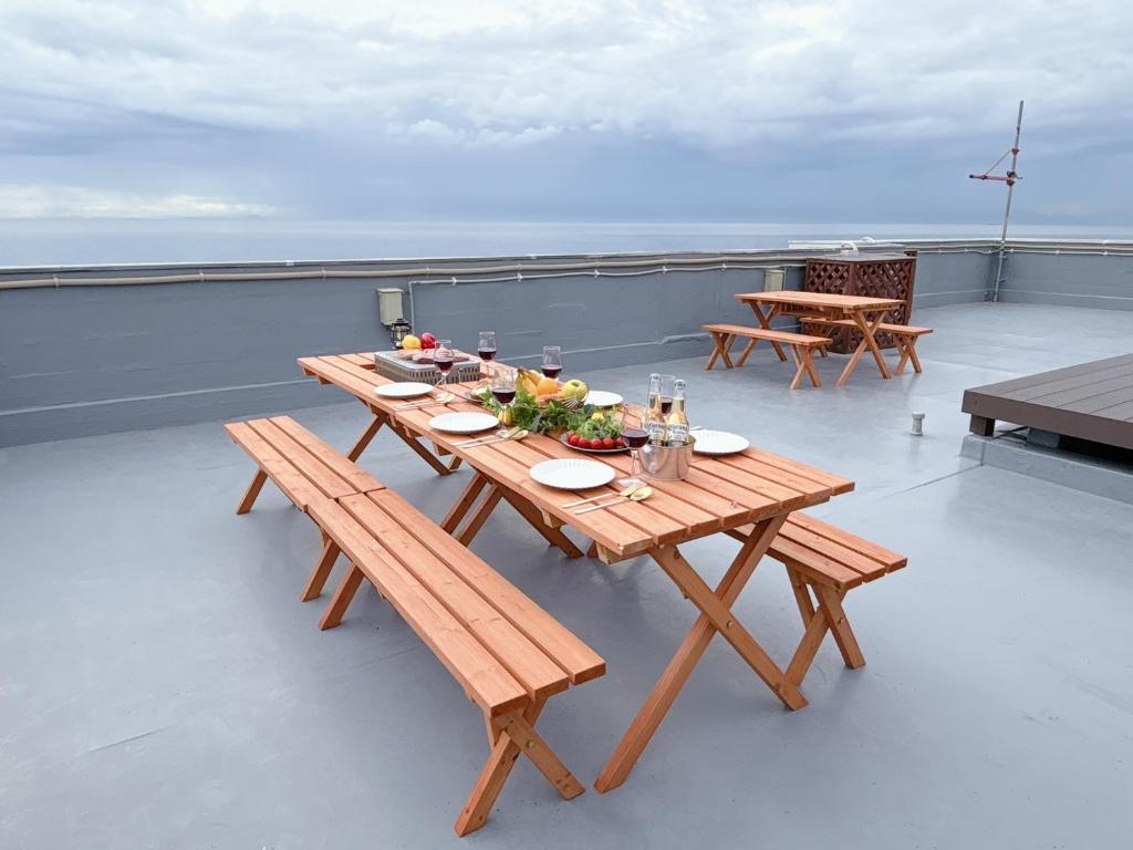Balkón nebo terasa v ubytování BLUE OCEAN 淡路屋 -Awajiya- Oceanfront BBQ PET OK