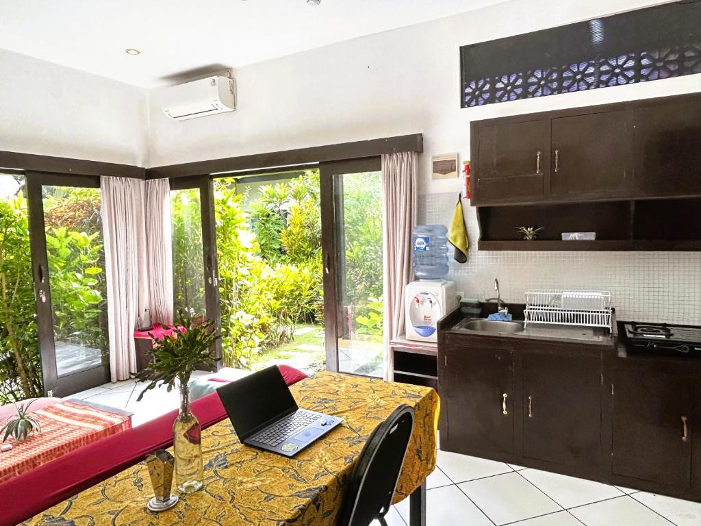 Kuchyň nebo kuchyňský kout v ubytování Ambary Ubud - Villas With Workspaces, Ideal For Groups