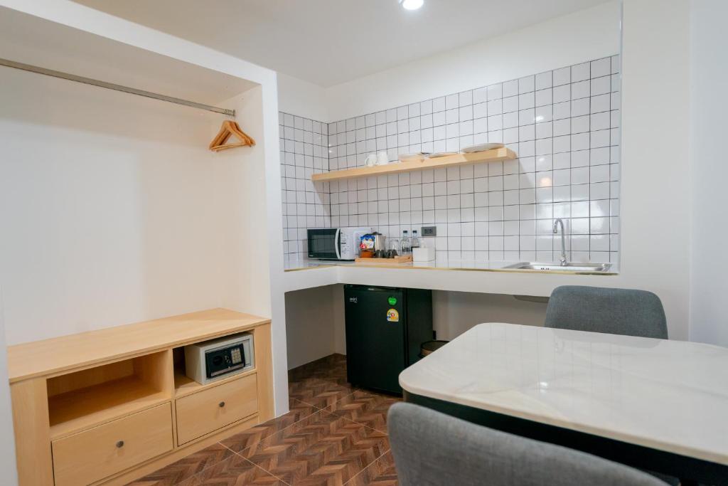 Kuchyň nebo kuchyňský kout v ubytování Phunaya Phuket Oldtown Hotel