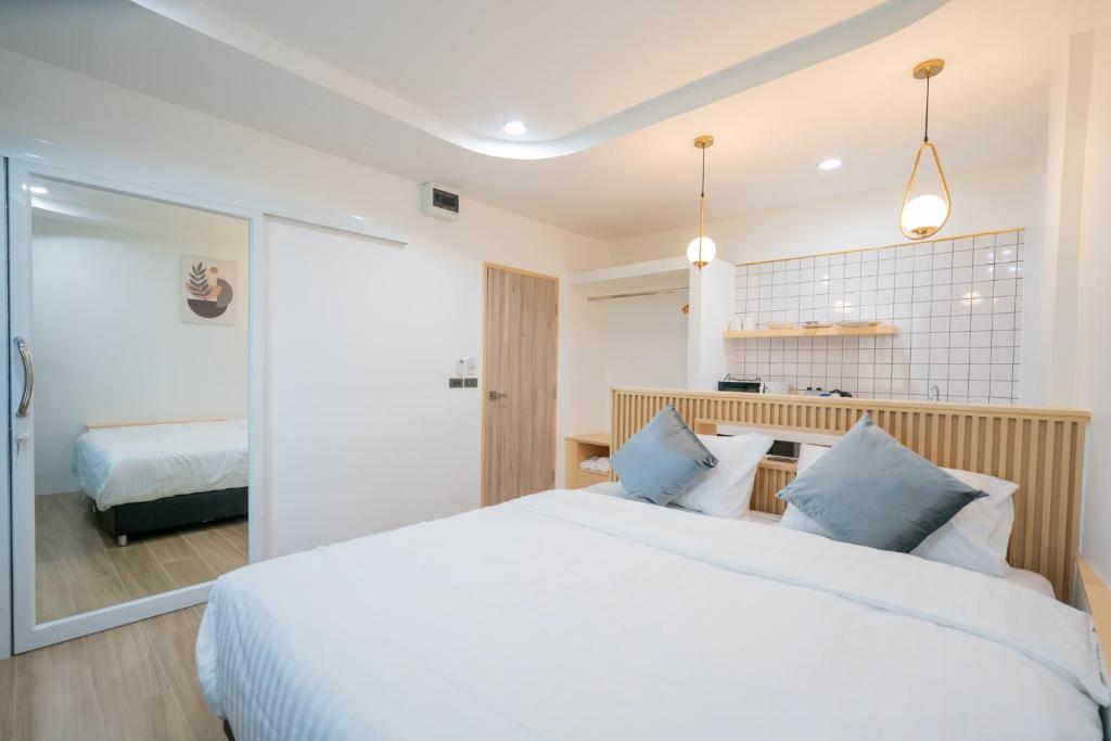 Postel nebo postele na pokoji v ubytování Phunaya Phuket Oldtown Hotel