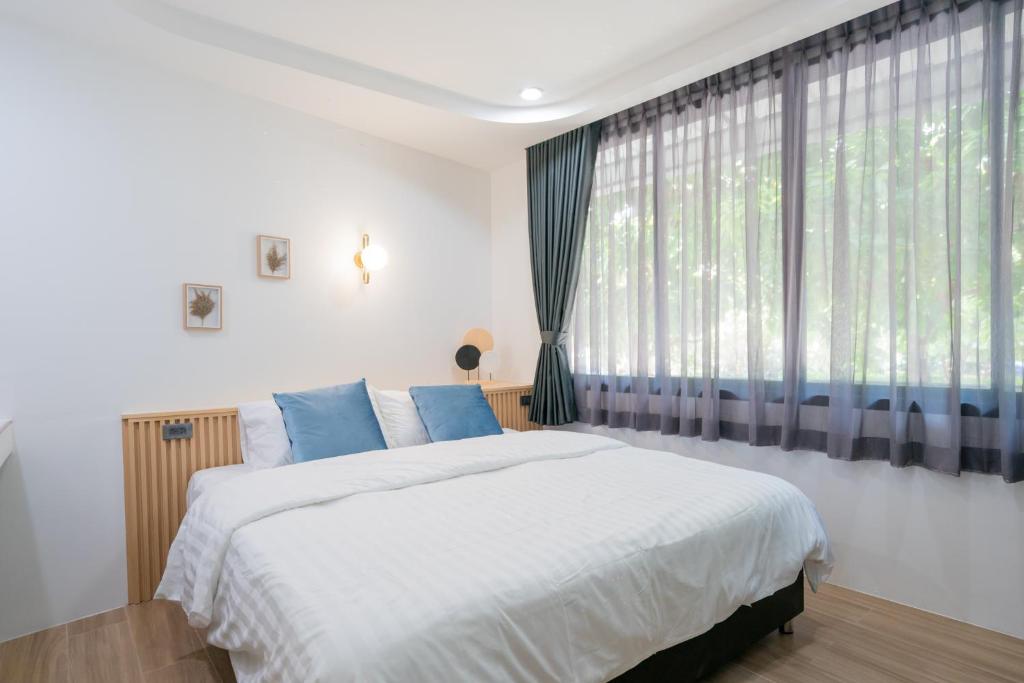 Postel nebo postele na pokoji v ubytování Phunaya Phuket Oldtown Hotel