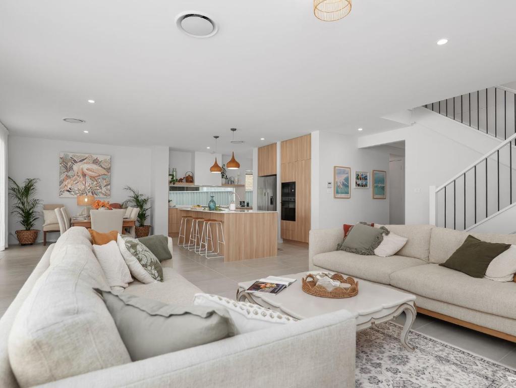 un salon avec un canapé et une table dans l'établissement Kingsleys Charm at Boat Harbour, à Boat Harbour