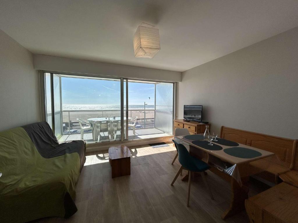 une chambre avec un lit, une table et une fenêtre dans l'établissement Studio cabine vue mer avec balcon à Saint-Jean-de-Monts - FR-1-224C-337, à Saint-Jean-de-Monts